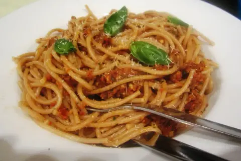 Spaghetti siciliana: prosty przepis na pyszne danie z Sycylii