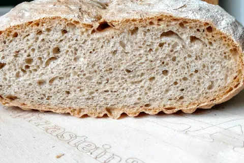 Frisch gebackenes Dinkelbrot mit einer luftigen Krume und knuspriger Kruste. Perfekt zum Dinkelbrot backen.