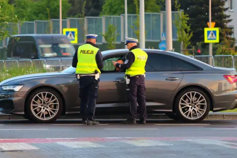 Policjanci kontrolują kierowcę. Nowe kary za jazdę po alkoholu to poważna sprawa, a funkcjonariusze dbają o bezpieczeństwo na drogach.