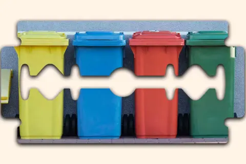 Contenitori colorati per la raccolta differenziata, un promemoria visivo su dove si buttano i rasoi usa e getta.