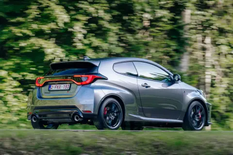 La Toyota Yaris GR scatta sull'asfalto, liberando i suoi cavalli in un turbine di verde.