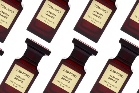 Wiele flakonów perfum Tom Ford Jasmin Rouge, każdy z charakterystyczną złotą etykietą i ciemnoczerwonym szkłem.