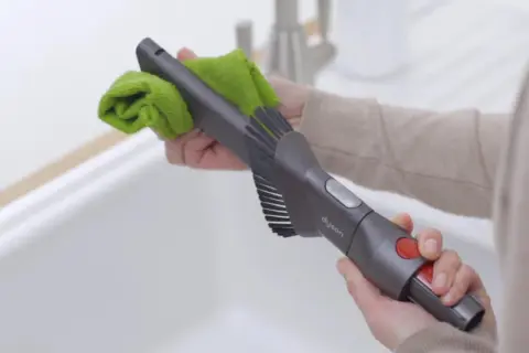 Jak wyczyścić szczotkę odkurzacza Dyson, by uniknąć problemów z wydajnością