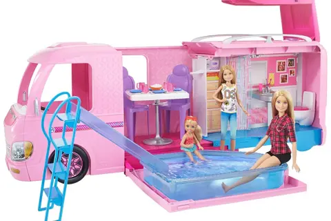 Różowy kamper dla lalek Barbie z basenem, zjeżdżalnią i trzema lalkami.