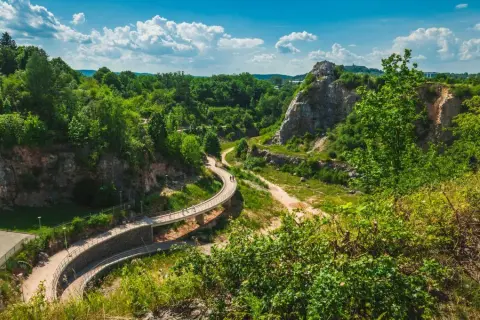 Góry Świętokrzyskie: Gdzie jechać? Odkryj najlepsze miejsca!