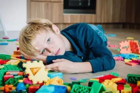 Jak uspokoić dziecko z Aspergerem i pomóc mu w emocjach