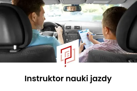 Instruktor nauki jazdy z notatkami w ręku, siedzący obok kursanta za kierownicą.