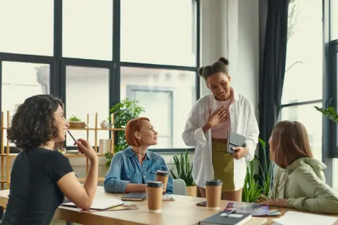 Grupo de mujeres en una reunión discutiendo cómo trabajar la autoestima.