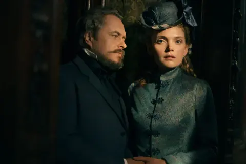 Para z epoki wiktoriańskiej, bohaterowie serialu "Lalka" Netflix, patrzą w dal z powagą.