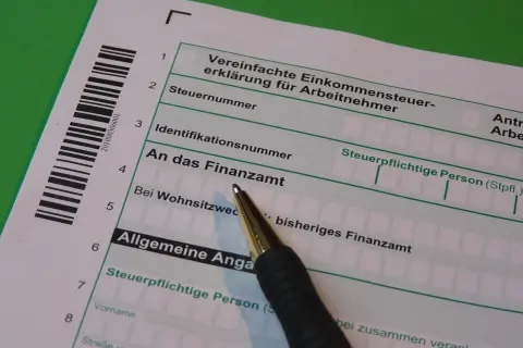 Formular podatkowy z polem na numer identyfikacyjny. Dowiedz się, jak sprawdzić swój NIP.
