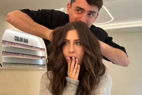 Coiffure surprise : "Mes cheveux se cassent et ne poussent plus !" La cliente découvre le résultat, le coiffeur derrière elle.