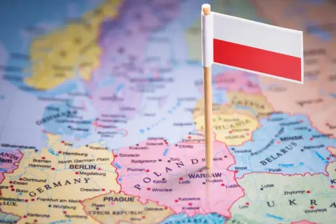 Flaga Polski na mapie Europy, idealna do quizów o Polsce. Poznaj stolice i miasta!