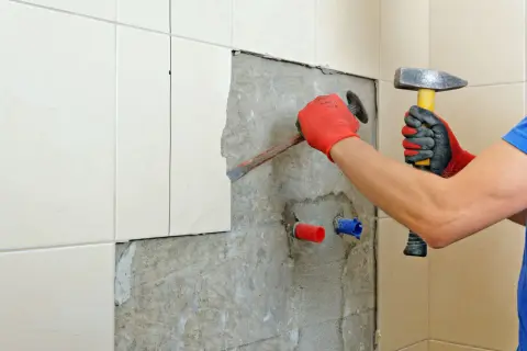 Jak skuwać kafelki? Poradnik DIY: Narzędzia, technika, koszty