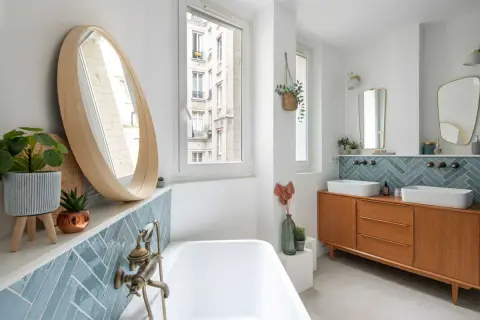 Salle de bain moderne avec baignoire, double vasque sur meuble vintage et carrelage mural en zellige bleu canard.