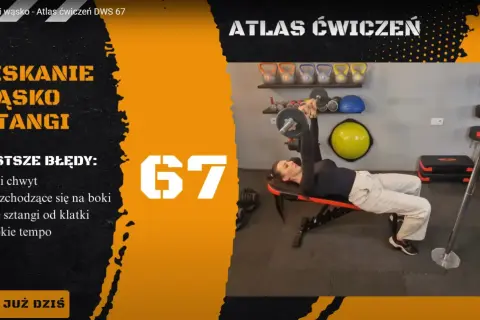 Kobieta wykonuje wyciskanie sztangi wąsko na ławce. Ćwiczenie to floor press, kluczowe dla siły klatki piersiowej.
