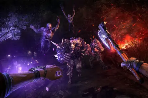 Gracz z toporem walczy z hordą zombie w mrocznym lesie. To jakby mieć Dying Light 2 trainer w ręku, ale to tylko gra.