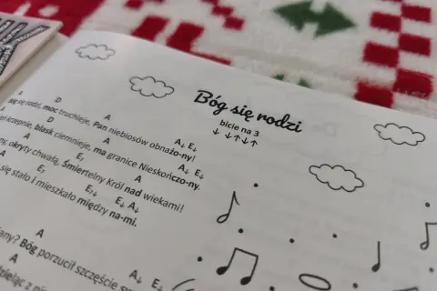 Kolędy na gitarę dla początkujących. Strona z nutami i akordami do kolędy "Bóg się rodzi".