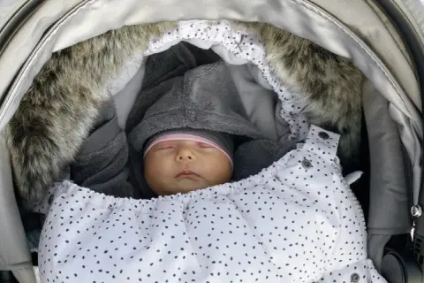 Jak ubrać noworodka na wyjście ze szpitala zimą, aby było mu ciepło