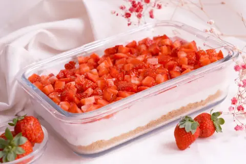 Deliciosa tarta de fresa en capas, con base crujiente, crema y fresas picadas. ¡Un postre perfecto!