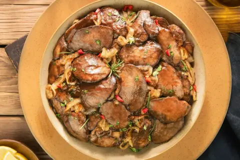 Duszone plastry wątróbki z cebulką i papryczką chili – świetna alternatywa co zamiast ziemniaków do wątróbki.