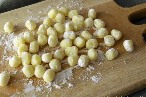 Gnocchi di patate ricetta della nonna pronti per essere cotti. Morbidi e profumati, un classico intramontabile.