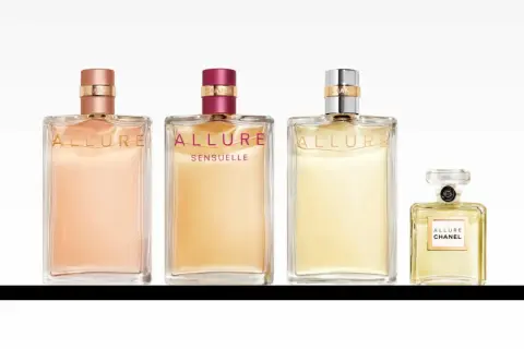 Cztery flakoniki perfum Chanel Allure, w tym wersja Sensuelle, prezentują różne odcienie płynów i nakrętek, tworząc elegancką kompozycję.