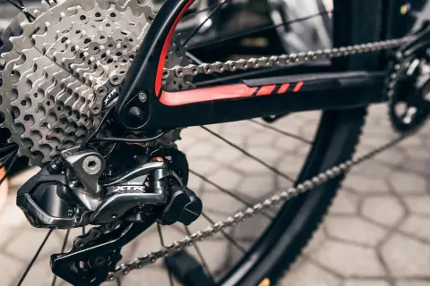 Błyszcząca kaseta i przerzutka Shimano XTR na rowerze górskim. Wolnobieg z wieloma zębatkami gotowy na trudne podjazdy.