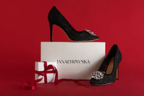 Buty do czarnej sukienki na Sylwestra: Inspiracje i trendy 2025