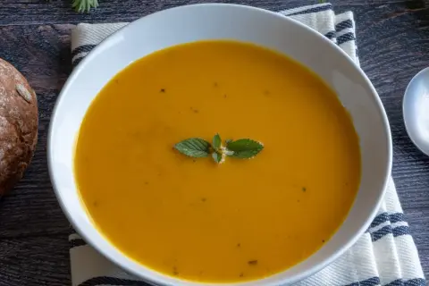 Aksamitna marchwianka, idealna na chłodne dni. Ten prosty przepis na marchwiankę zachwyci każdego.