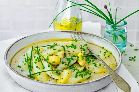 Ein köstlicher Spargelsalat mit einer cremigen Sauce, garniert mit frischem Schnittlauch. Perfekt für ein leichtes Mittagessen oder als Beilage.