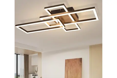 Nowoczesna lampa sufitowa z drewna i metalu, o geometrycznym kształcie, rozświetla wnętrze.
