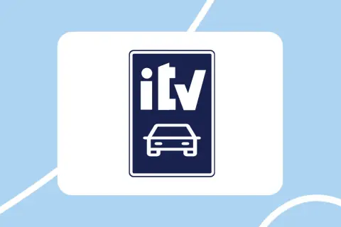Icono de ITV con un coche. ¿Se puede transferir un coche sin ITV? Consulta la normativa.