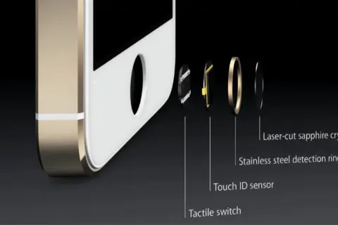 Détail du capteur Touch ID de l'iPhone 15 : cristal de saphir, bague en acier inoxydable, capteur et interrupteur tactile.