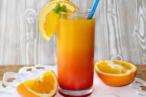 Pyszne drinki z wódką, sokiem pomarańczowym i Blue Curacao, które zachwycą