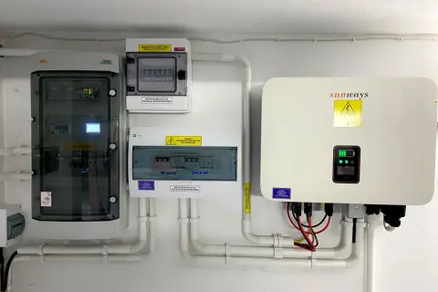 System magazynowania energii elektrycznej z falownikiem Sunways i rozdzielnicami PV.