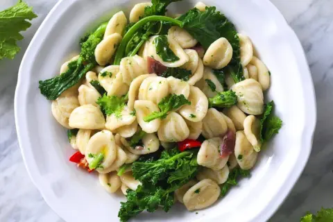 Orecchiette con cime di rapa, un classico del menu pugliese, con peperoncino e acciughe.