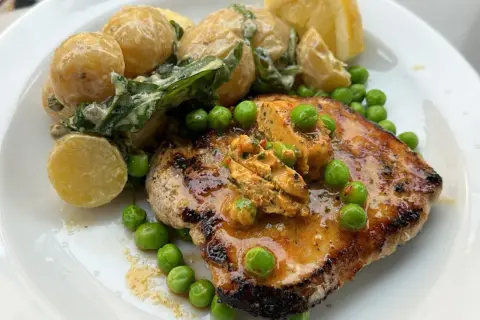 En saftig biff med café de Paris-smör, serverad med krämiga potatisar och gröna ärtor. En klassisk rätt som smakar som en solig dag i Paris.