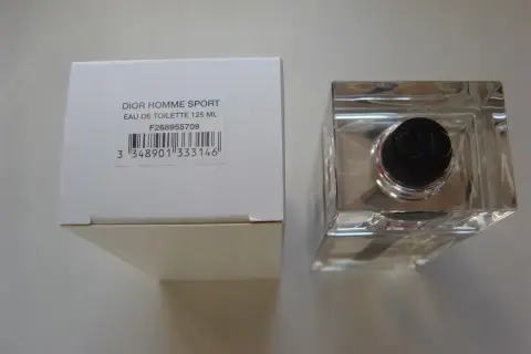 Elegancki flakon Dior Homme Sport, woda toaletowa 125 ml, obok białego pudełka.