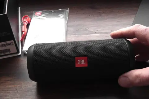 Jak połączyć się z głośnikiem JBL - proste kroki i porady