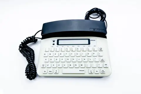 Jaki telefon dla niesłyszących? Wybierz idealny model z PFRON