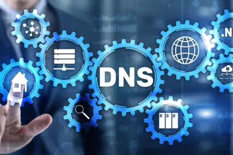 Grafika przedstawia mechanizm zębatek z napisem DNS. Ikony symbolizują dom, wyszukiwanie, serwery i sieć. Dowiedz się, jak sprawdzić DNS.