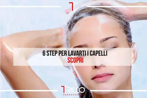 Scopri come lavarti i capelli come dal parrucchiere con questi 6 step. Una donna si lava i capelli sotto la doccia con schiuma.