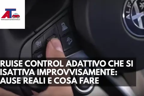 Dito preme pulsante sul volante per regolare il cruise control adattivo. Testo: "CRUISE CONTROL ADATTIVO CHE SI DISATTIVA IMPROVVISAMENTE".