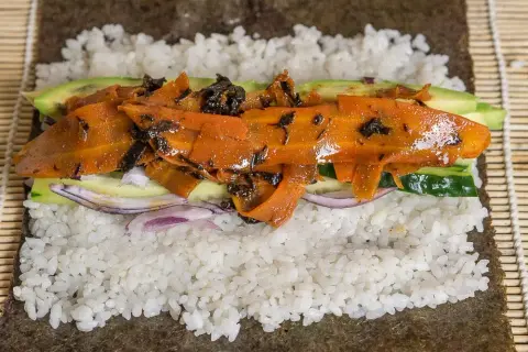 Jak zrobić sushi wegetariańskie: proste przepisy, które zachwycą