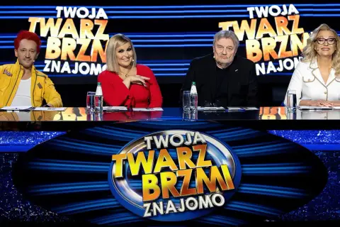 Czterech jurorów siedzi przy stole na tle sceny z logo "Twoja Twarz Brzmi Znajomo".