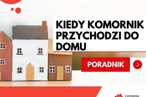 Drewniane domki symbolizują dom, a napis "Kiedy komornik przychodzi do domu" ostrzega przed problemami. Poradnik pomoże Ci w trudnej sytuacji.