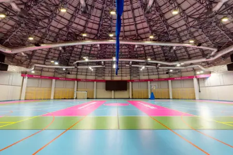Wielofunkcyjna hala Tauron Arena Kraków, gotowa na emocjonujące koncerty i wydarzenia sportowe.