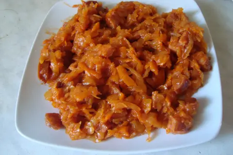 Pyszny bigos z cukinii z kawałkami kiełbasy, duszony do miękkości.