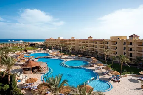 Luksusowy hotel z basenami i palmami nad morzem, idealne miejsce na wakacje na jaz soma beach.
