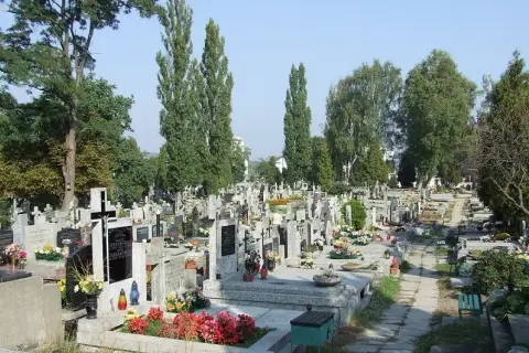 Ile za miejsce na cmentarzu? Ceny i czynniki wpływające na koszty